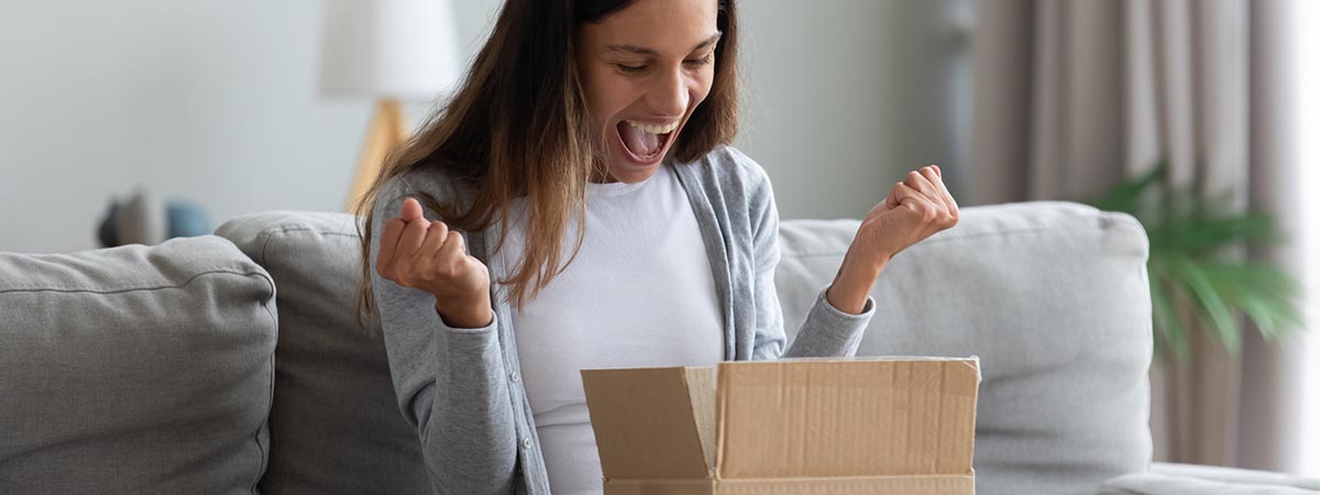 Are You Delighting Your Customers Article 1200x450 - Woman opening box