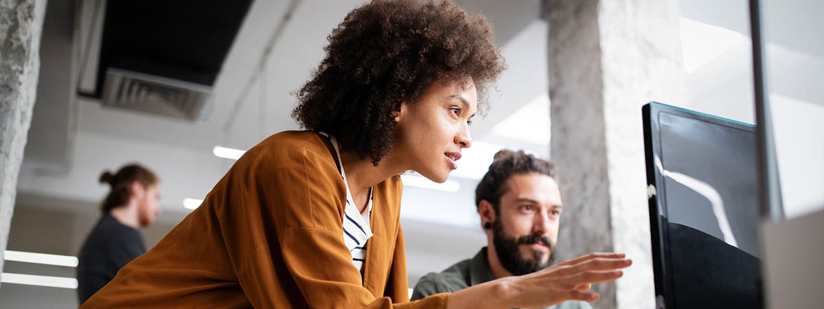 What jobs can I get with a business or management degree 1200x450 - People in an office